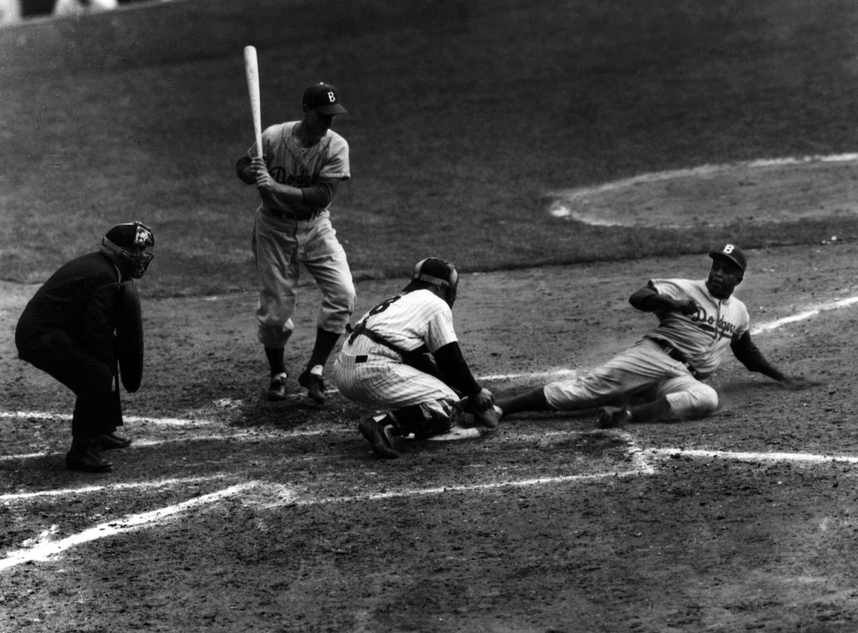 Robinson steals home